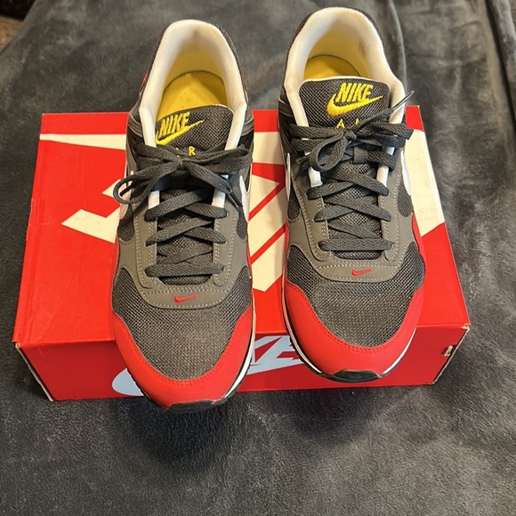 Men’s size 12 air maxs - Picture 2 of 4